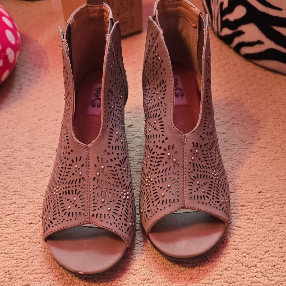 Very G Women's Gray Peep-Toe Heeled Boots